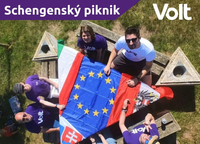 Členovia Volt Slovensko, Volt Rakúsko a Volt Maďarsko sedia za stolom nachádzajúcom sa na trojmedzí týchto krajín počas podujatia nazvanom Shengenský piknik, aby si tak pripomenuli vznik Shengenského priestoru ako veľmi dôležitú súčasť Európskej únie. Na stole sa nachádzajú vlakky krajín a v strede sa nachádza vlajka EÚ